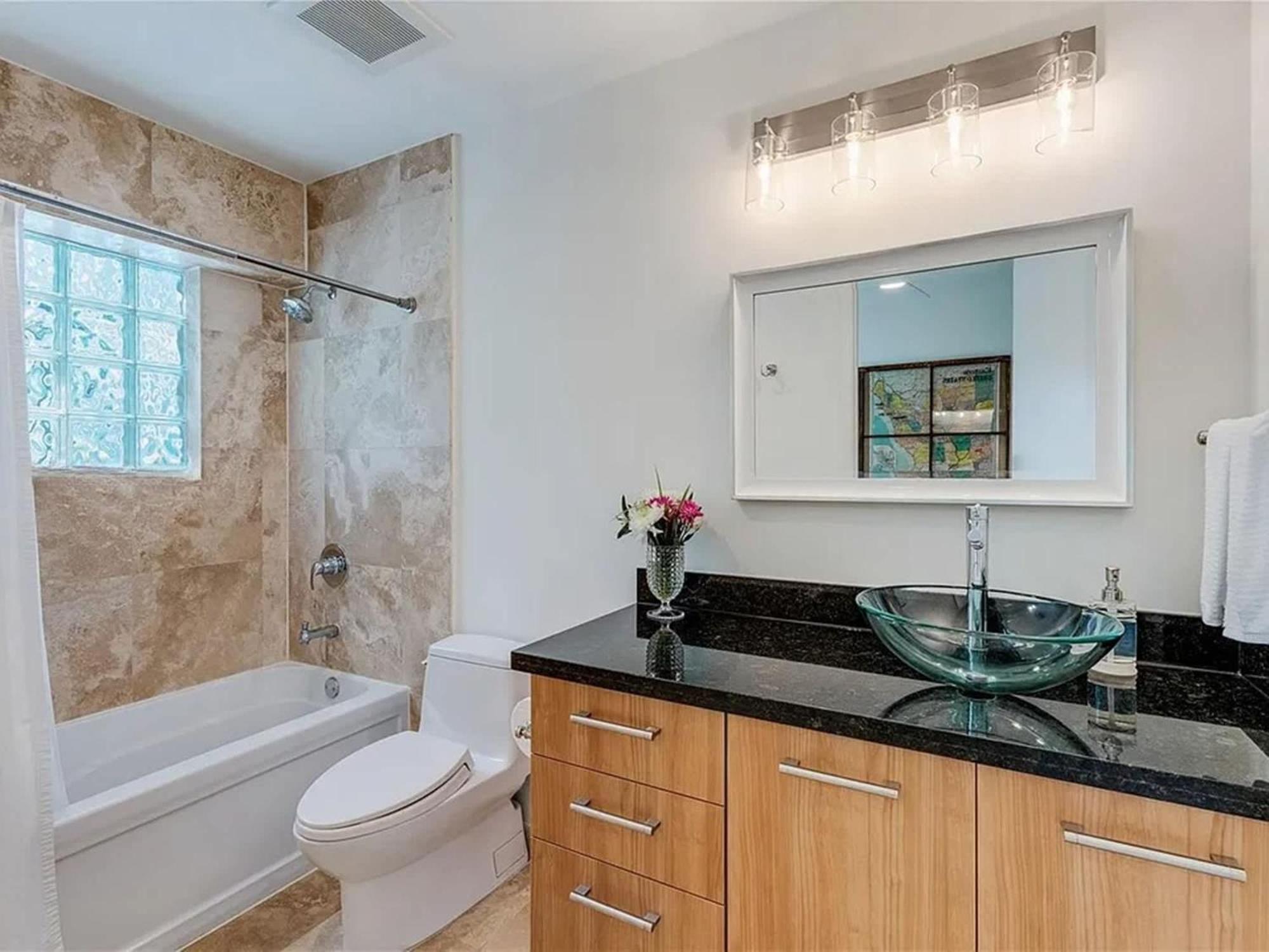 Retreat In Coconut Grove With Private Patio Miami