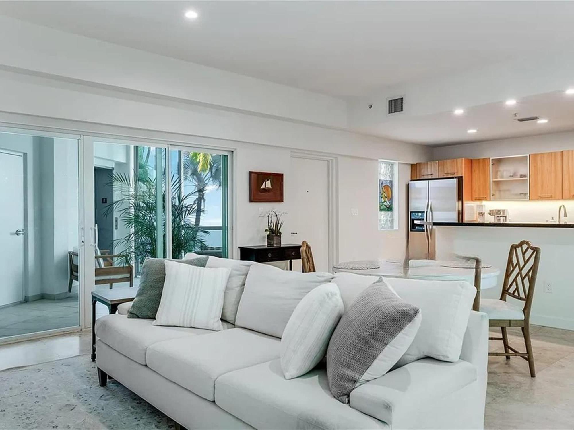 Apartment Retreat In Coconut Grove With Private Patio