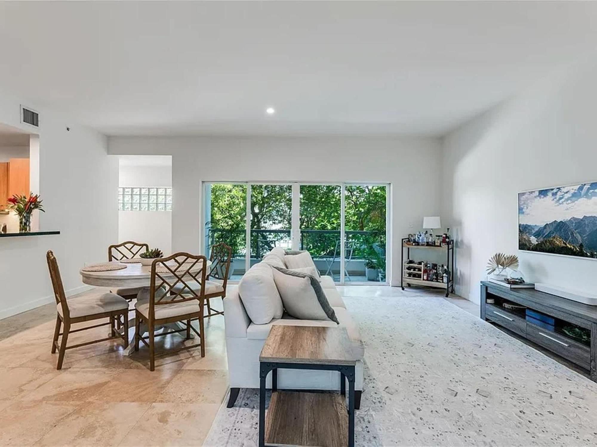 Apartment Retreat In Coconut Grove With Private Patio *
