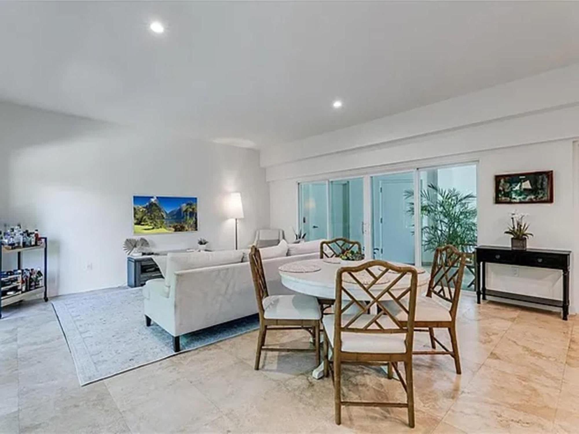 Retreat In Coconut Grove With Private Patio